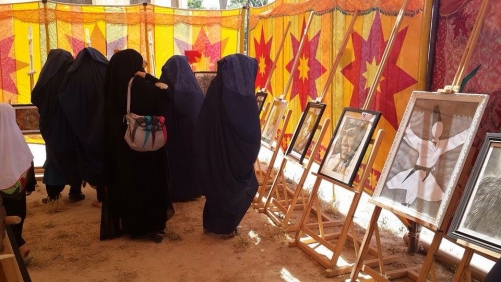 اولین نمايشگاه  خیابانی عکس و نقاشی در بلخ برگزار شد